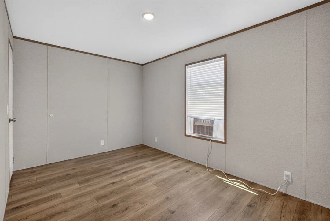 Ozark bedroom home features