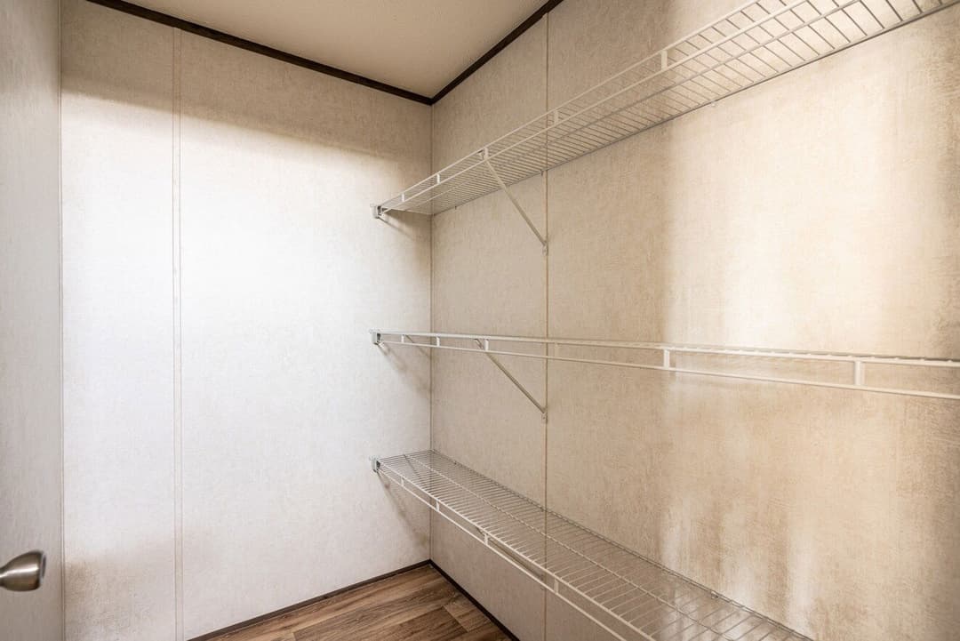 Entertainer 28764e interior home features