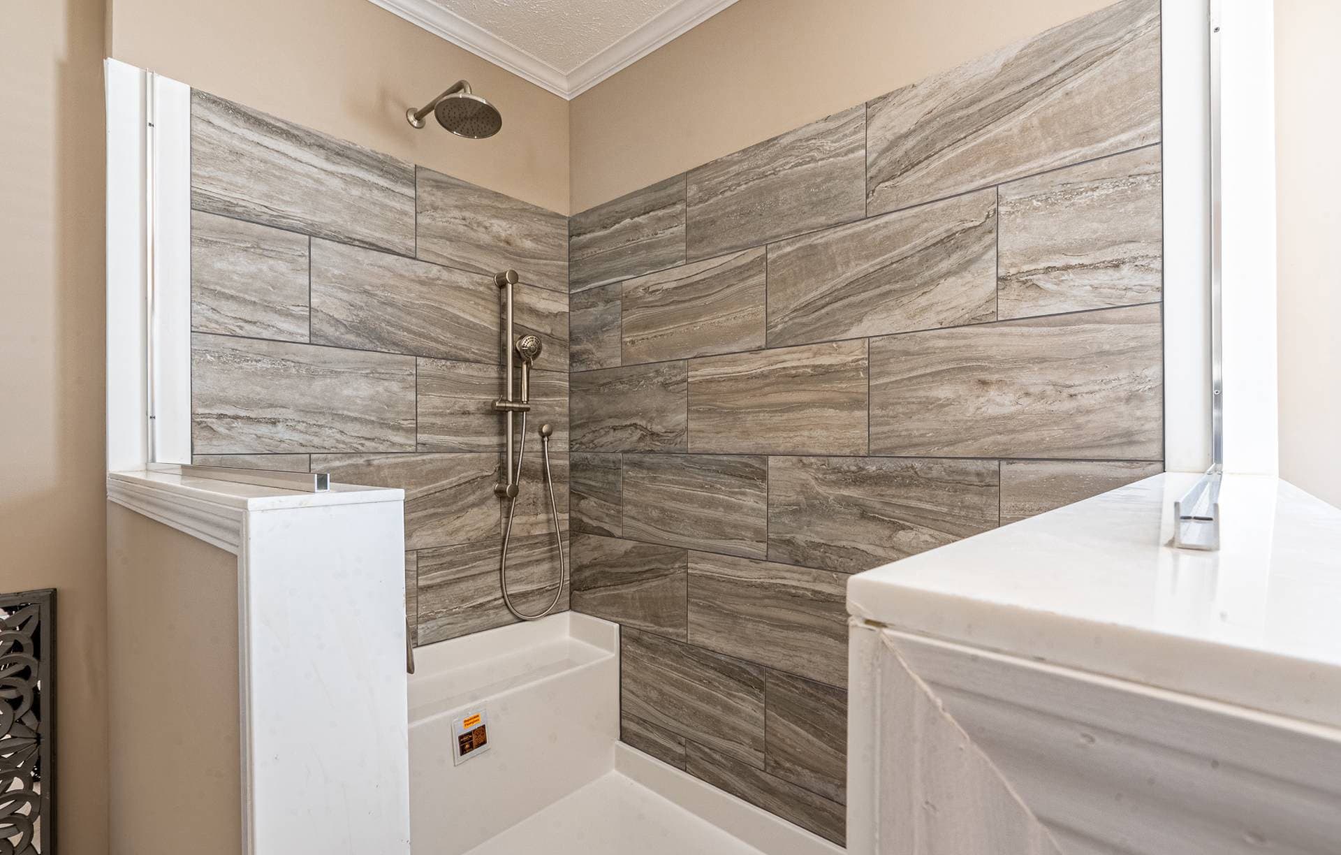 The bandon  home features