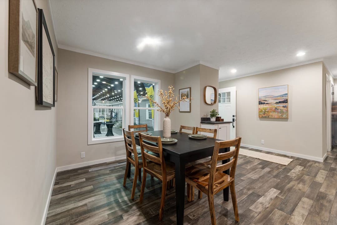 Stratos 28643b interior home features