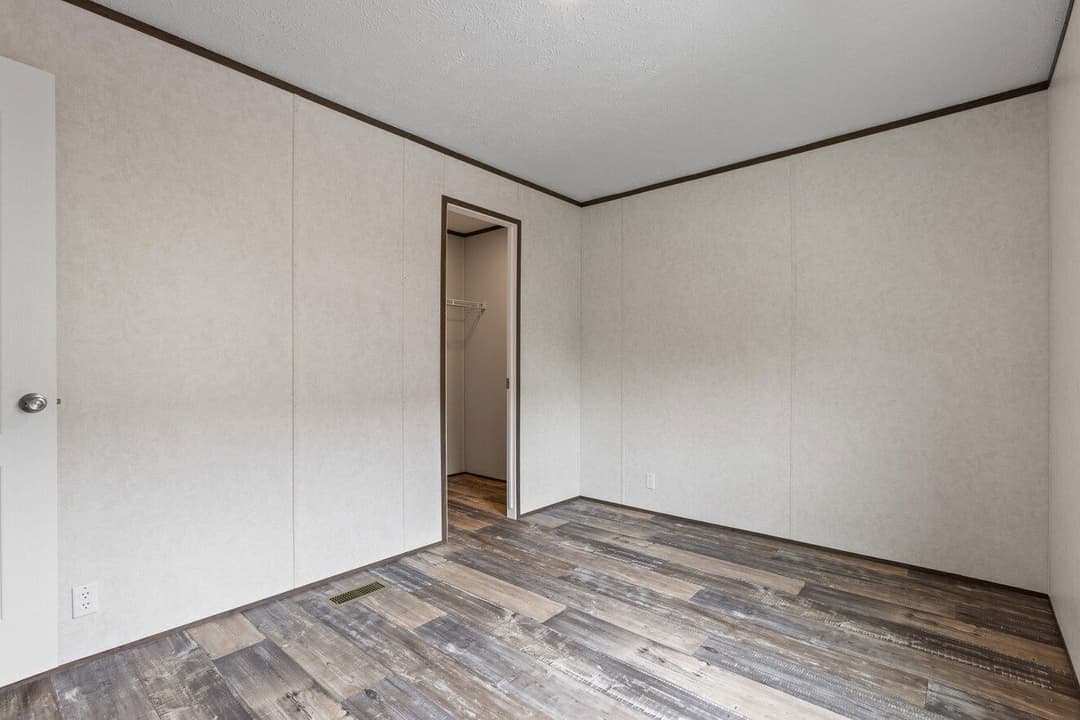 Express 28443w bedroom home features