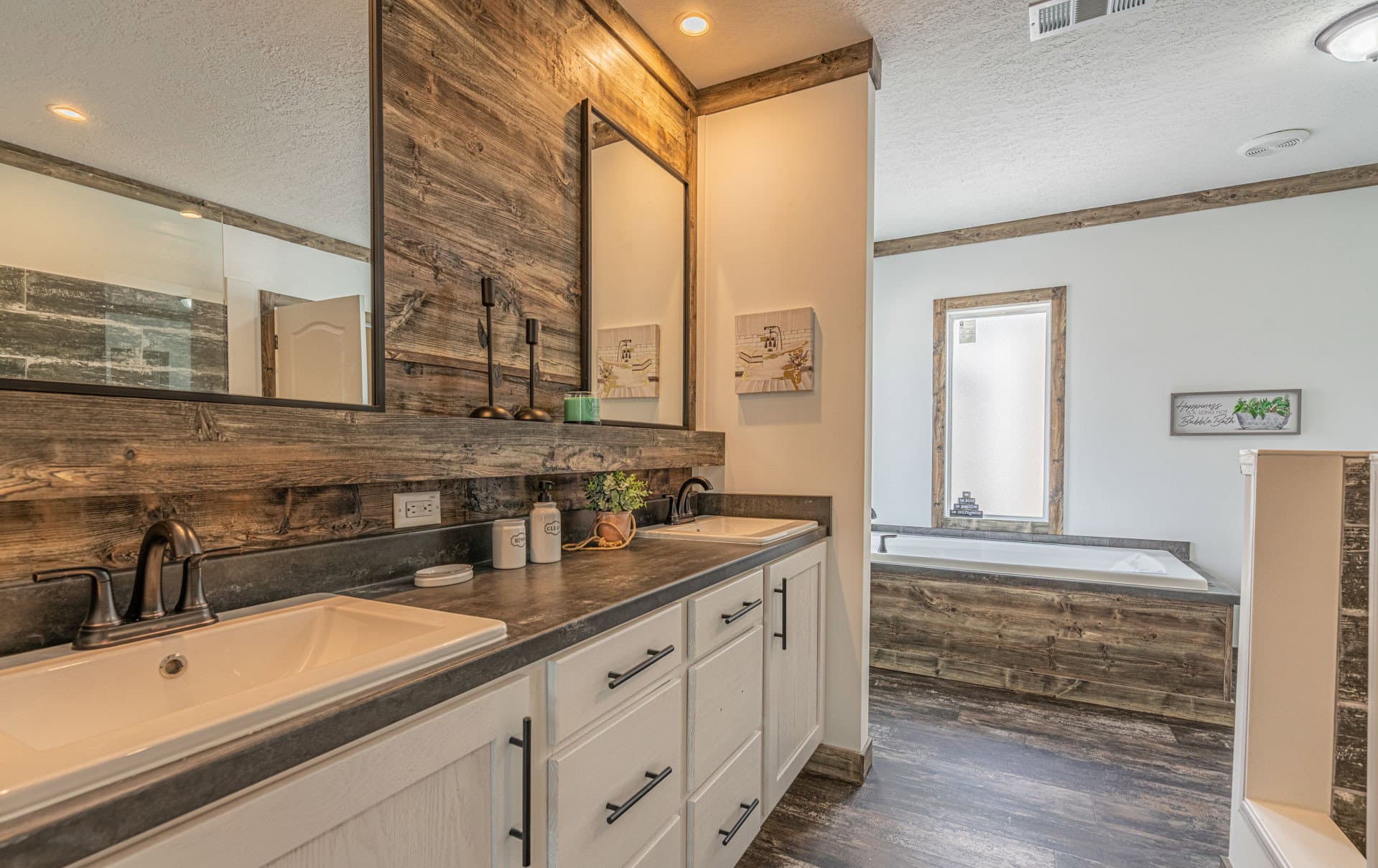 The sumner  home features