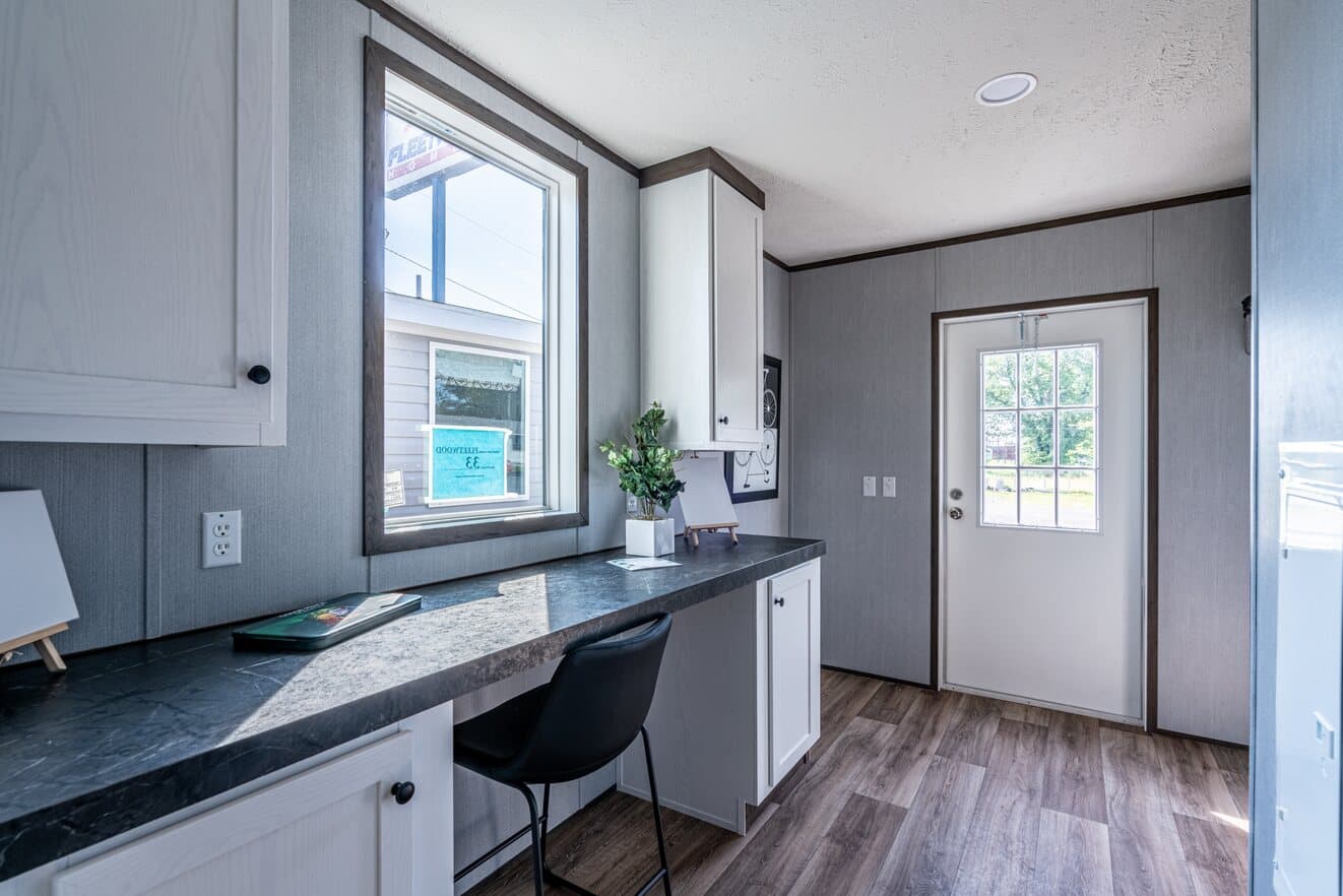 Entertainer 28764e interior home features