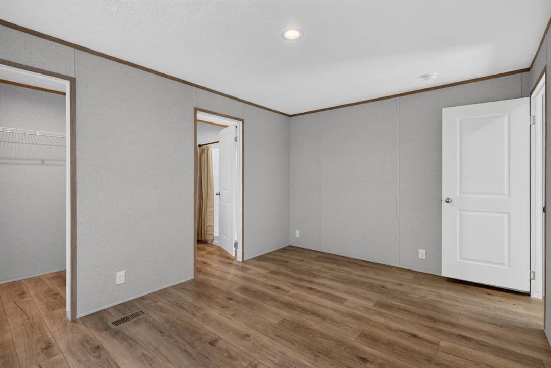 Ozark bedroom home features