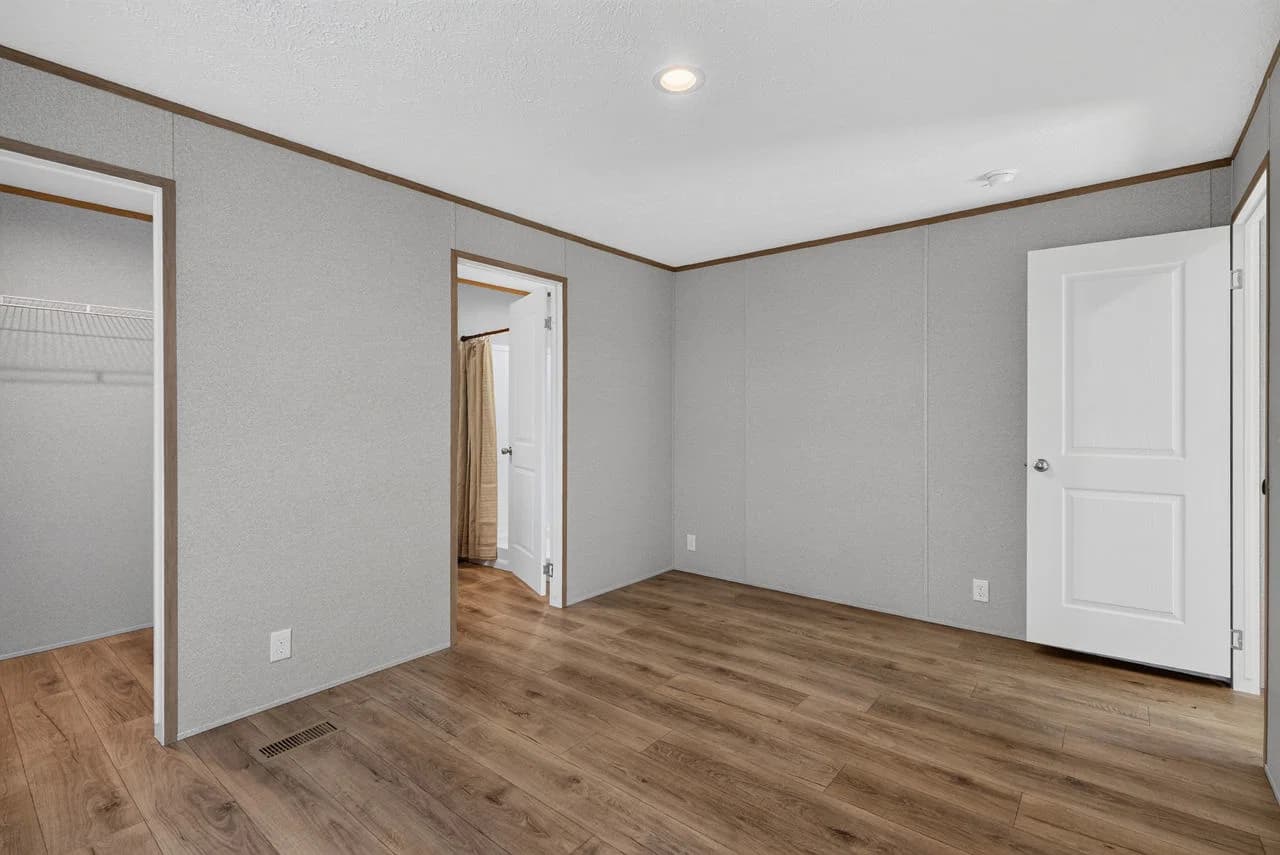 Ozark bedroom home features