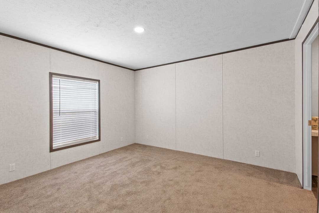 Express 28443w bedroom home features