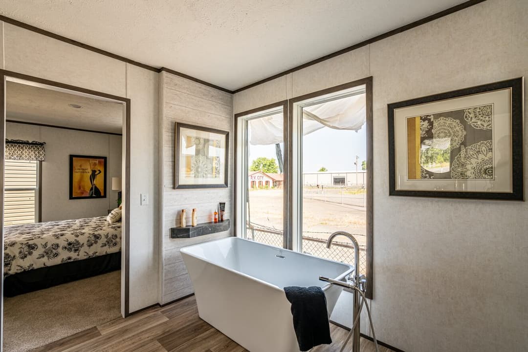 Entertainer 28764e bathroom home features