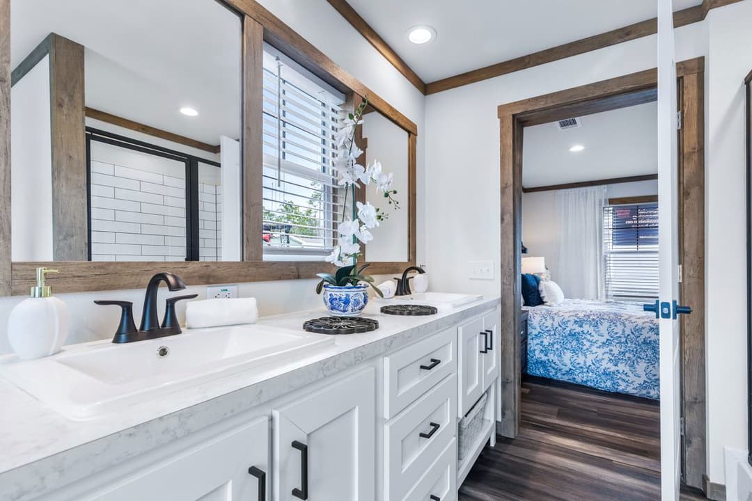 Lizzie bathroom home features