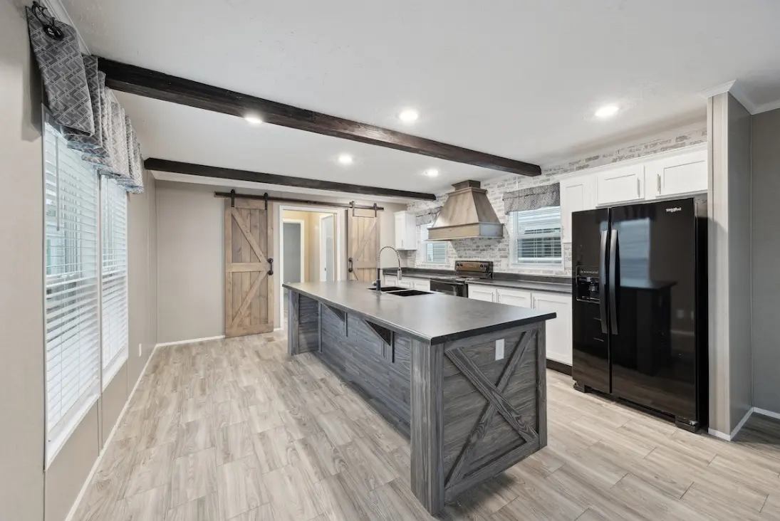 Md-116 lakeside hero home features