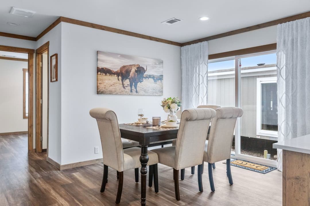 Lizzie interior home features