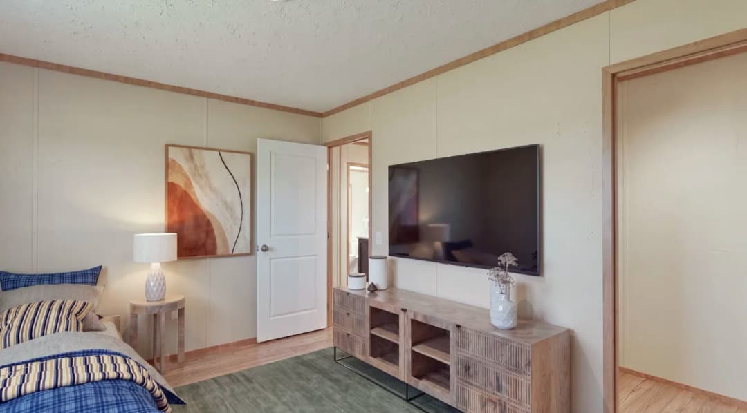 Expedition bedroom home features