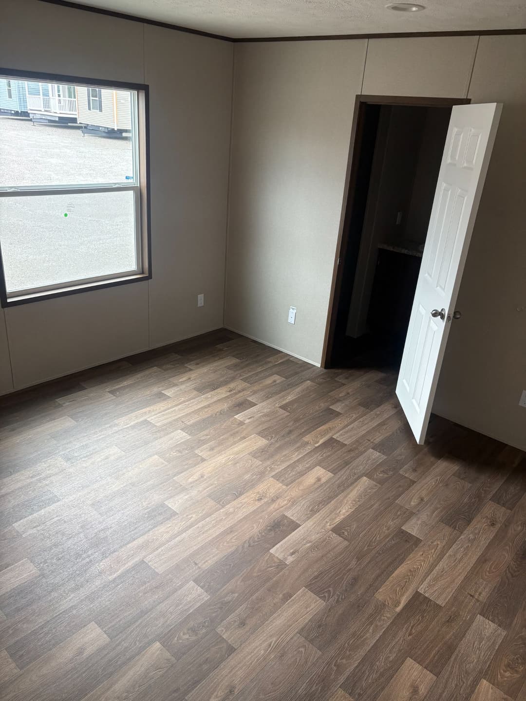 Dogwood bedroom home features