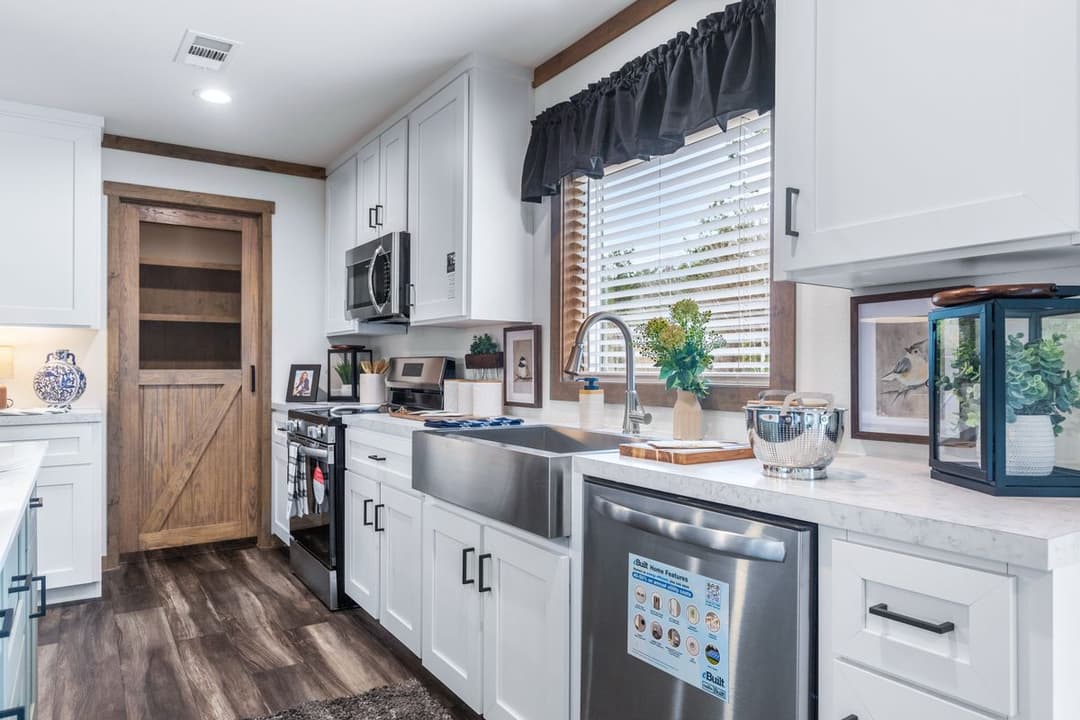 Everett kitchen home features