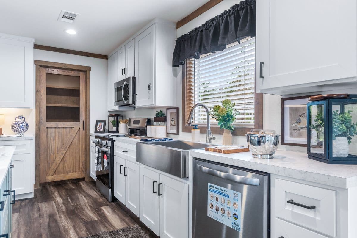 Everett kitchen home features