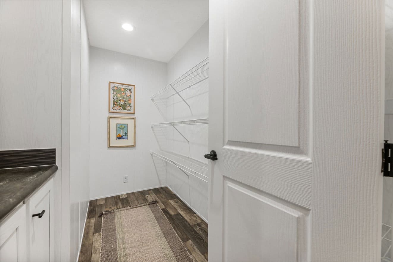 Stratos 28643b interior home features