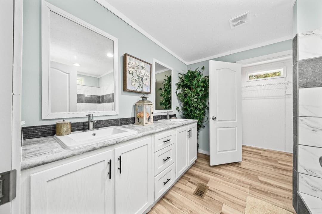 X model 32684x bathroom home features