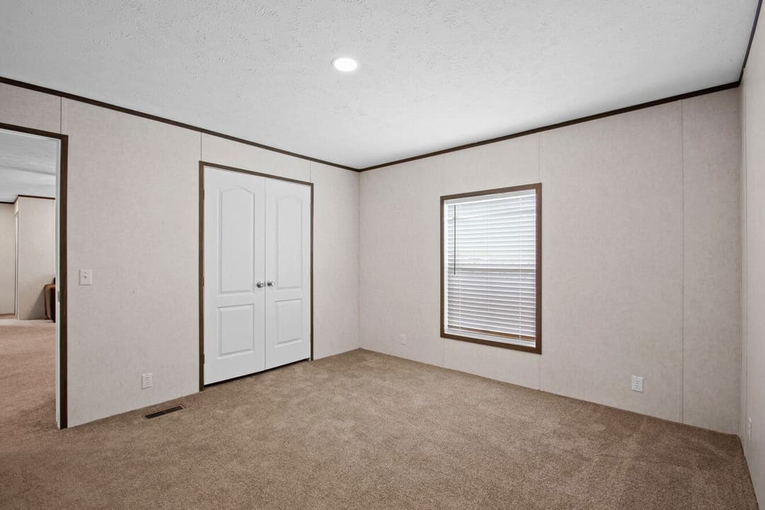 Express 28443w bedroom home features