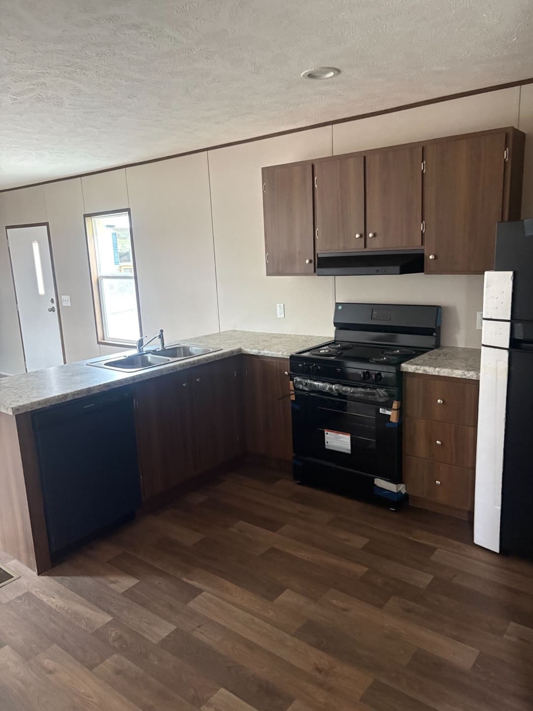 Dogwood kitchen home features