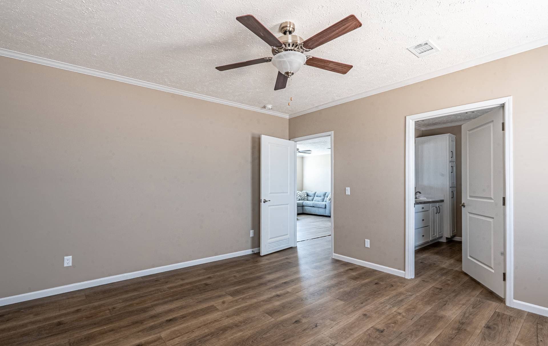 The bandon  home features