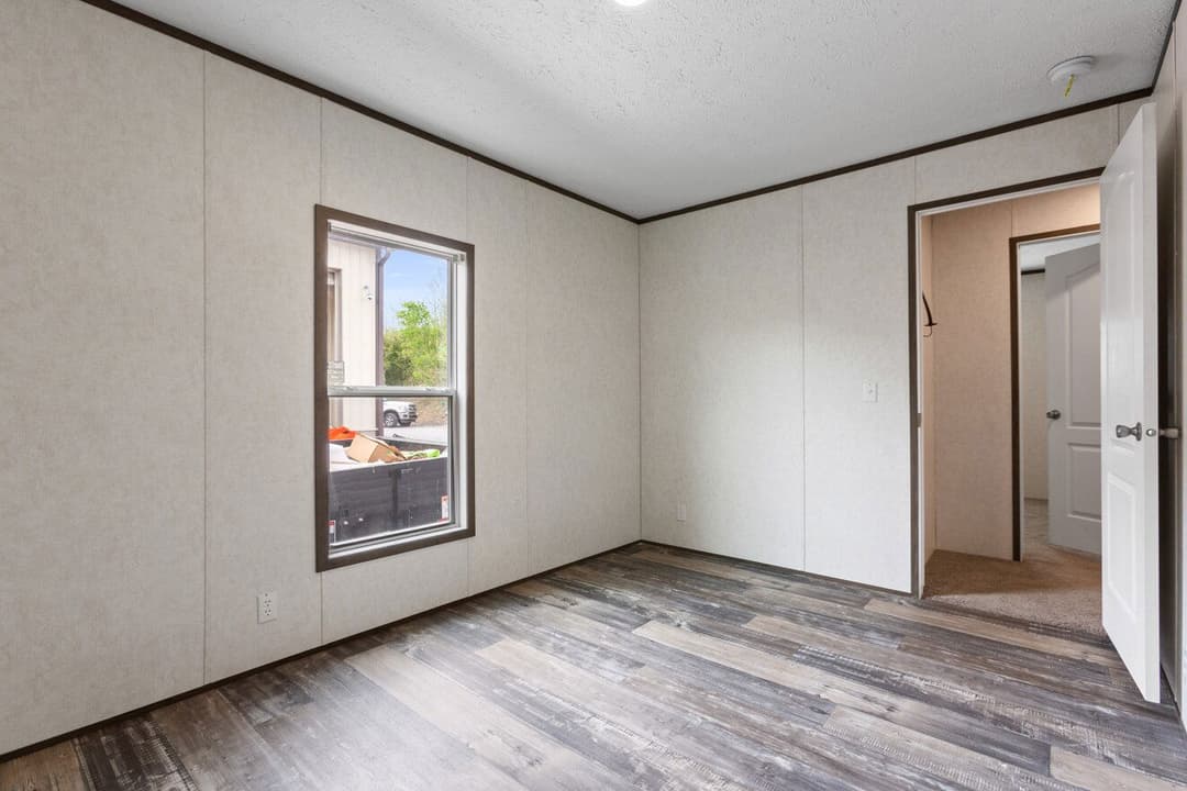 Express 28443w bedroom home features