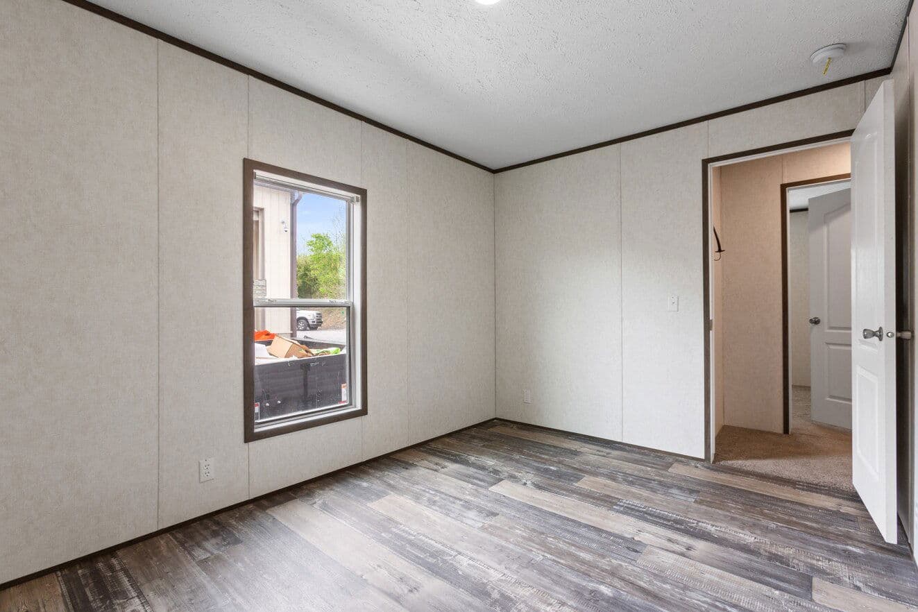 Express 28443w bedroom home features