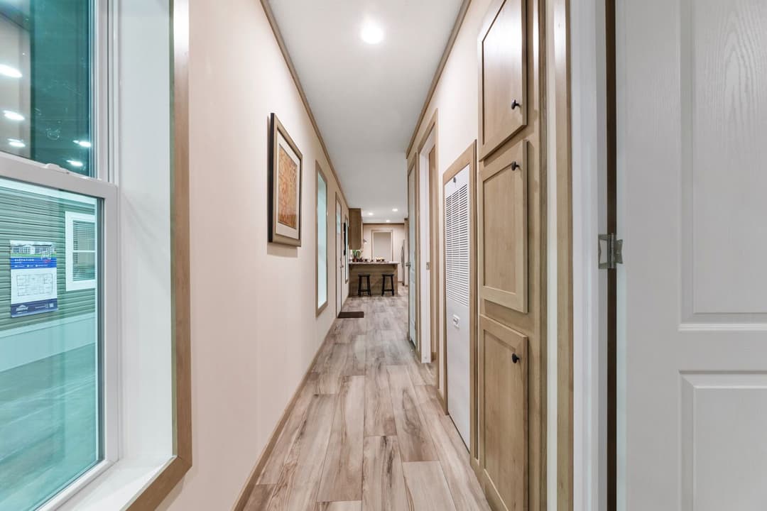 Ascension 16723h interior home features