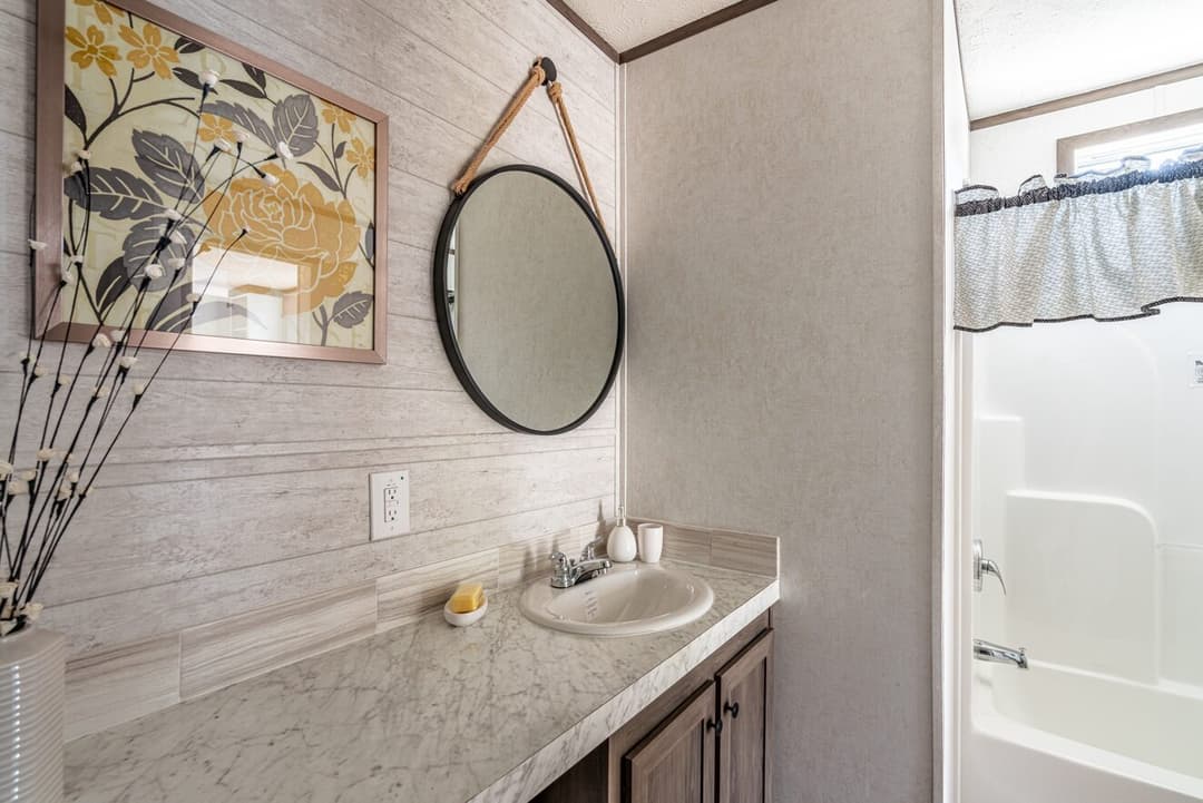 Entertainer 28764e bathroom home features