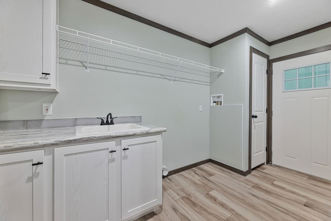 Hemos 28524b interior home features