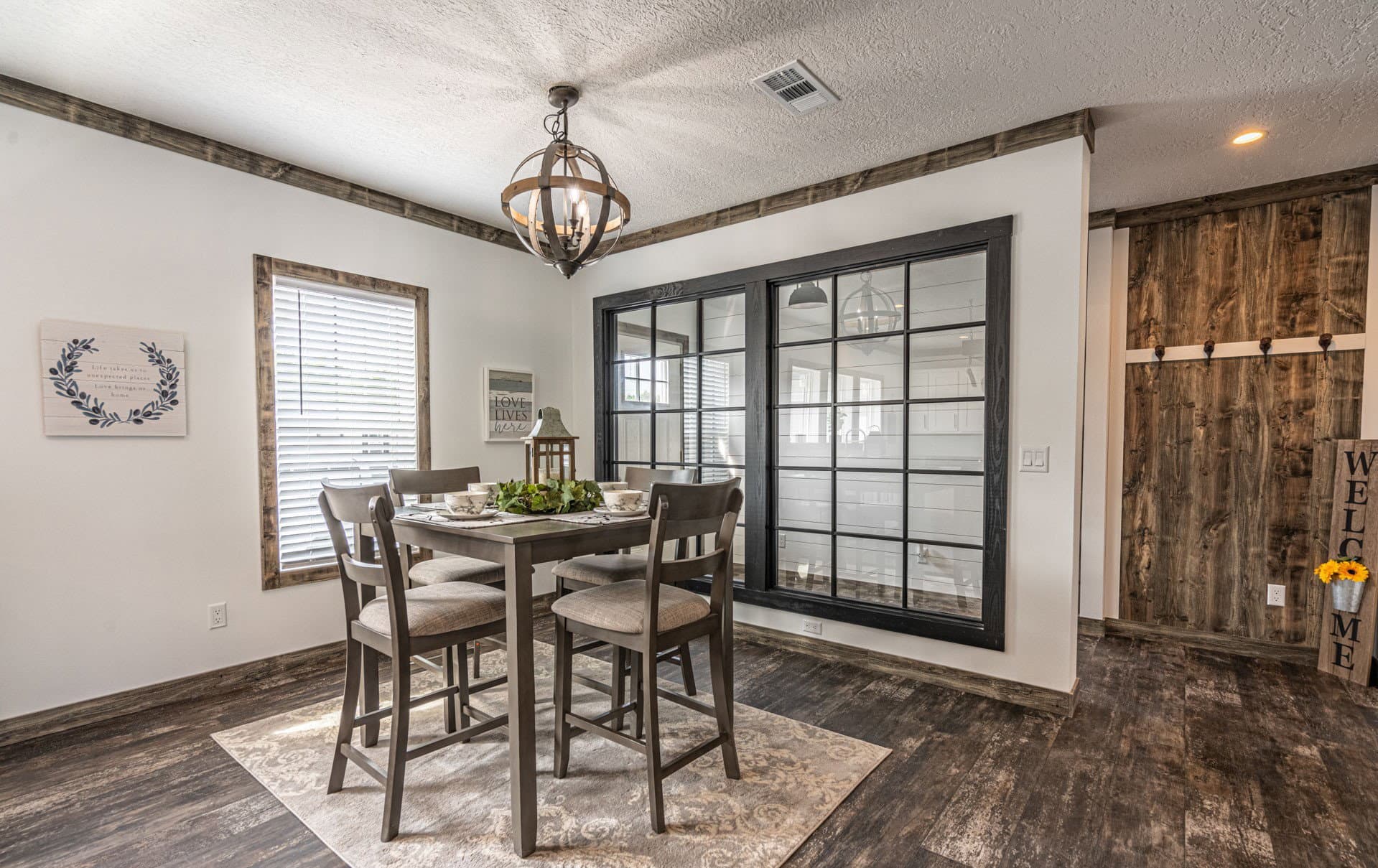 The sumner  home features