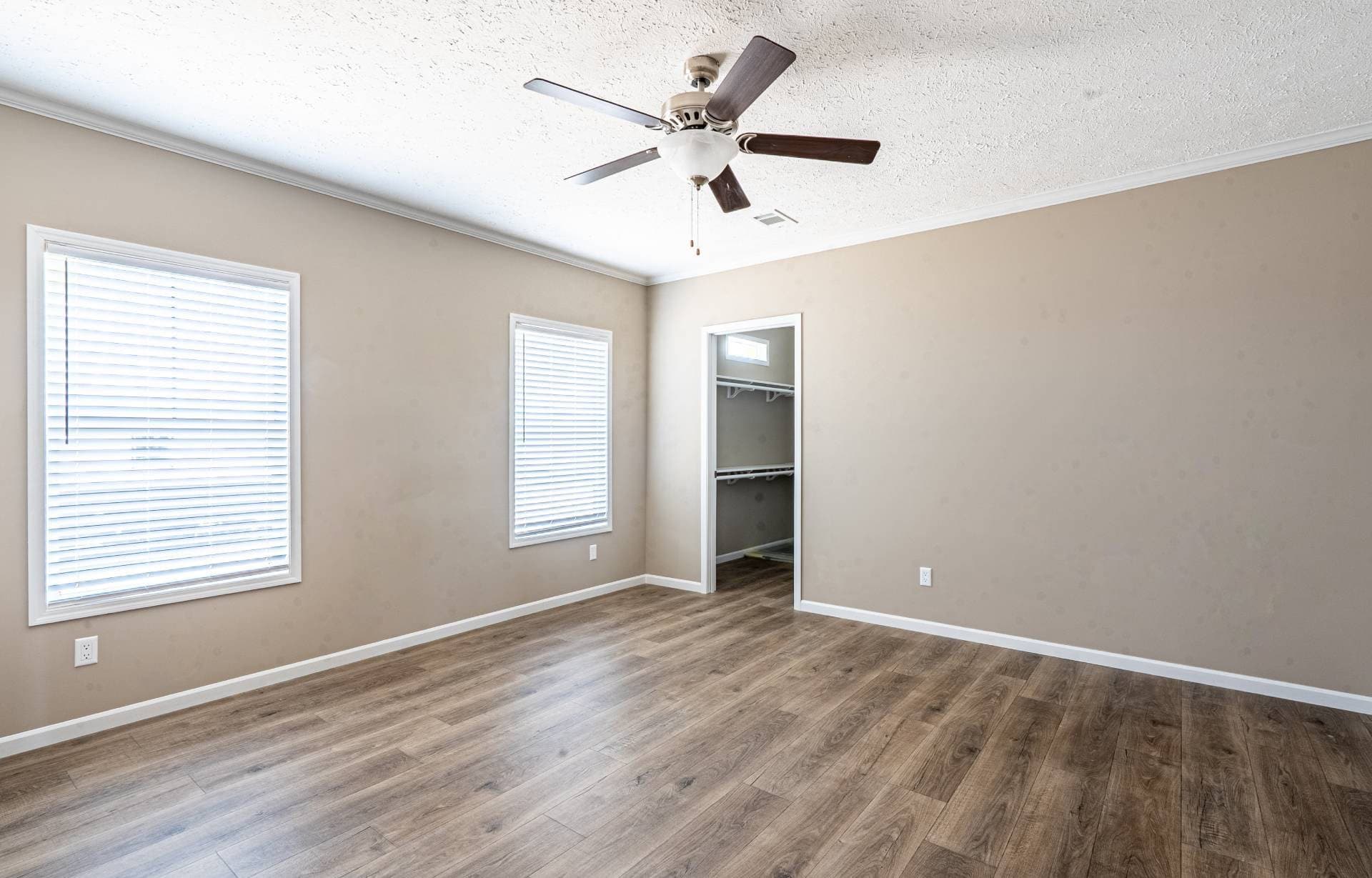The bandon  home features