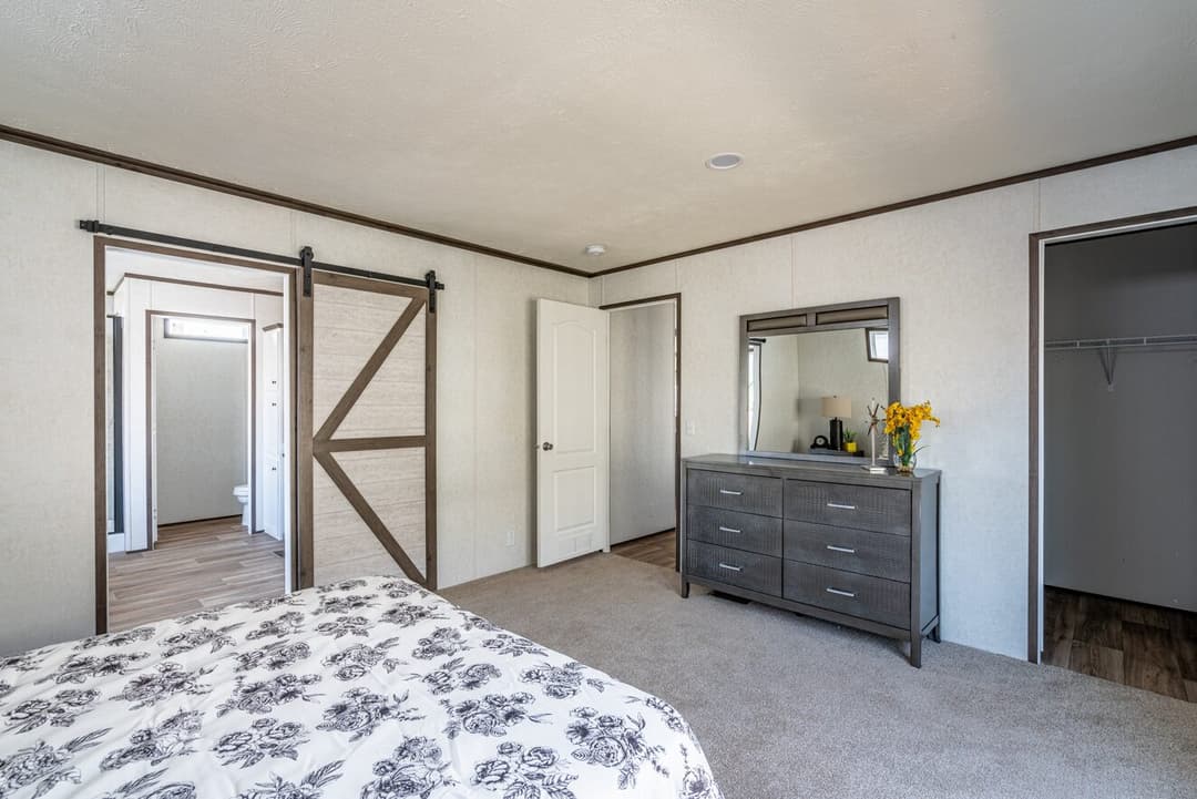 Entertainer 28764e bedroom home features