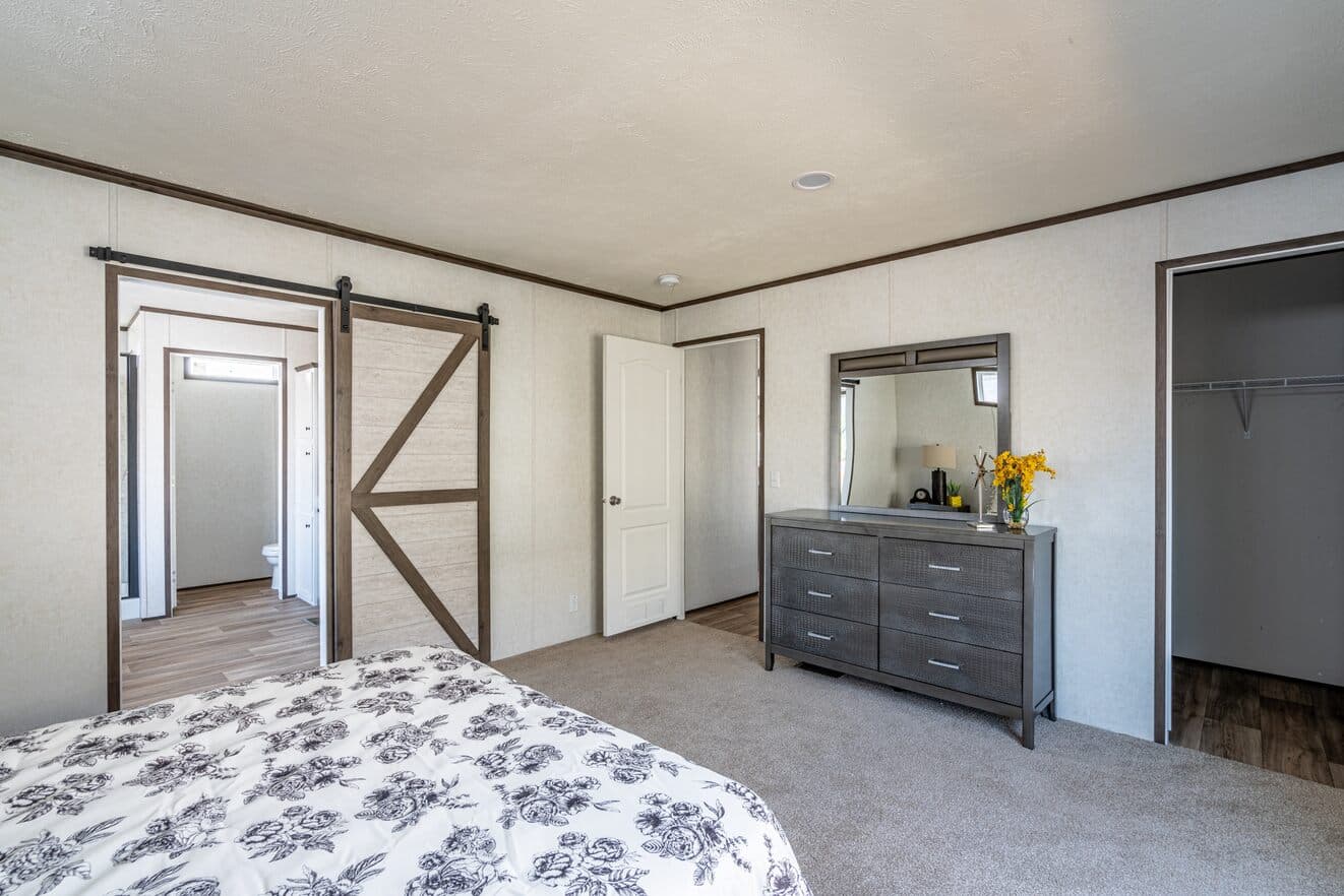 Entertainer 28764e bedroom home features