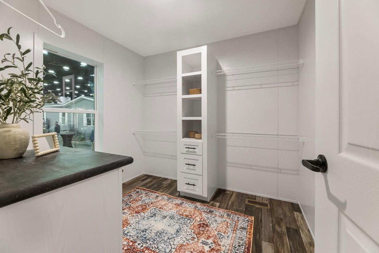 Stratos 28643b interior home features