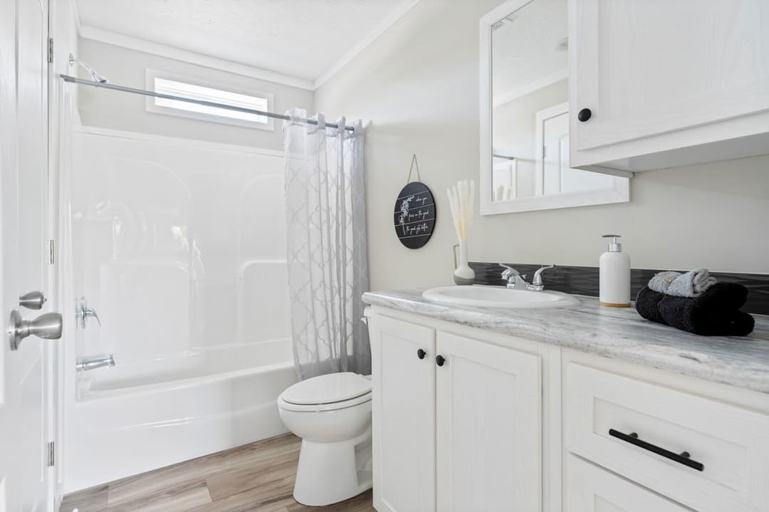 Champ bathroom home features