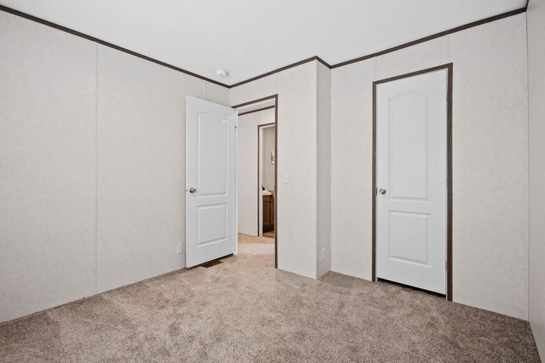 Express 28443w bedroom home features