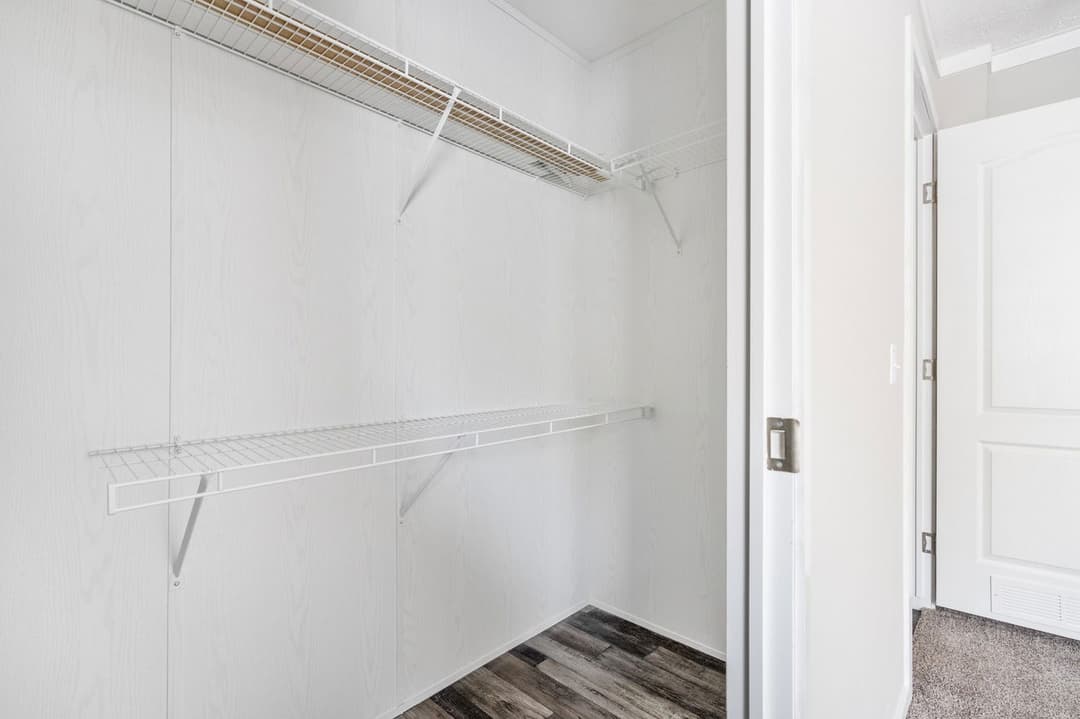 Uproar 28483u interior home features