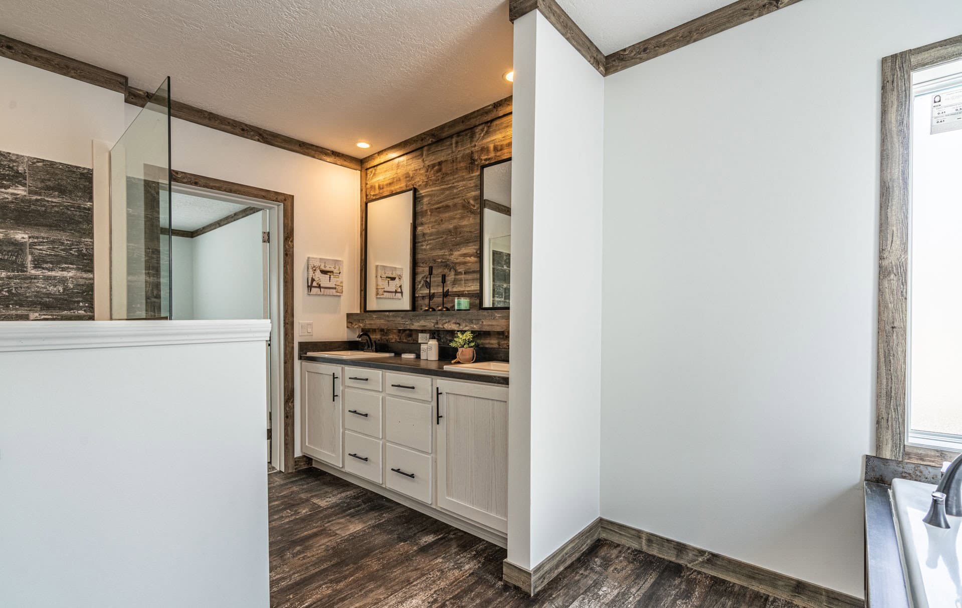 The sumner  home features