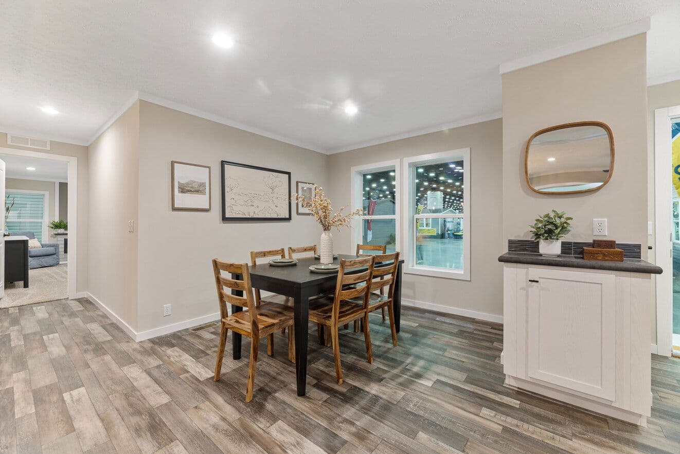 Stratos 28643b interior home features