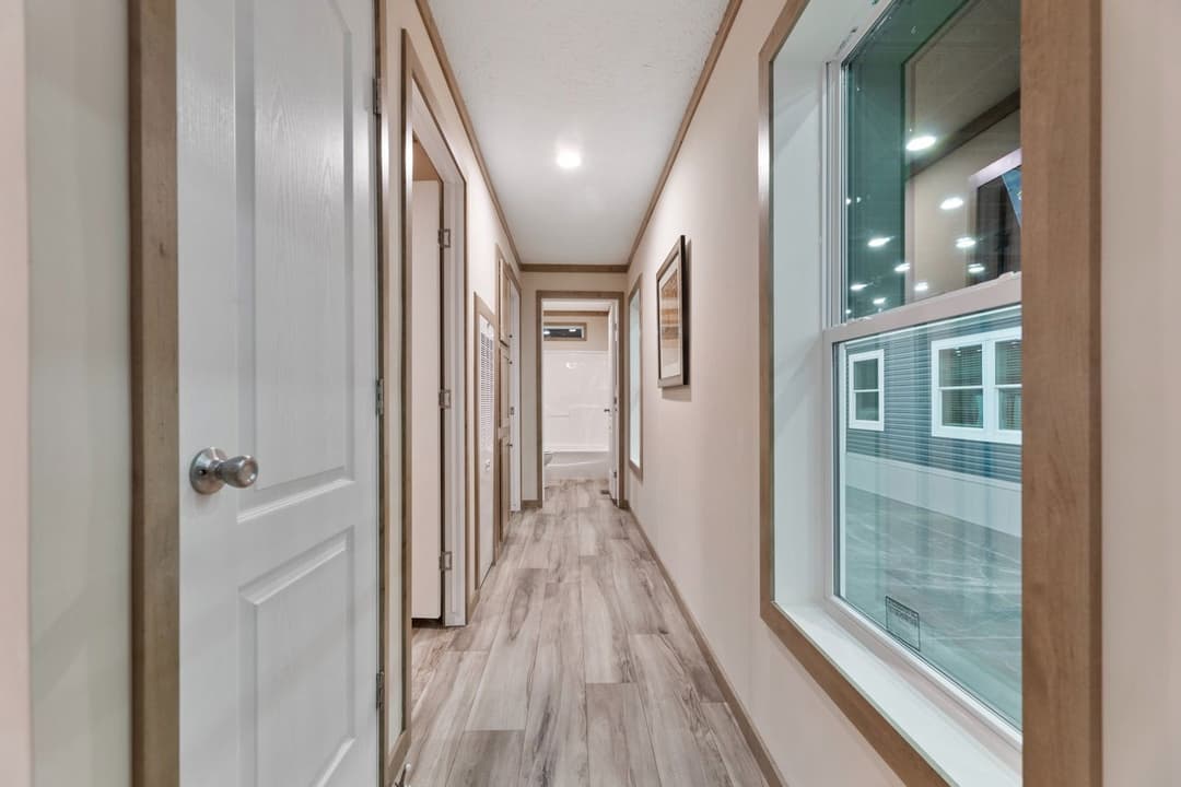 Ascension 16723h interior home features