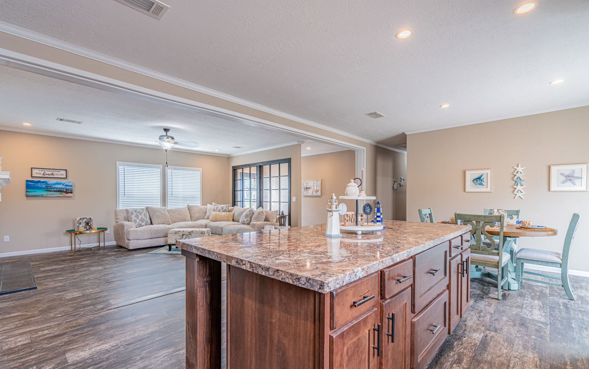 The lloyd ii  home features