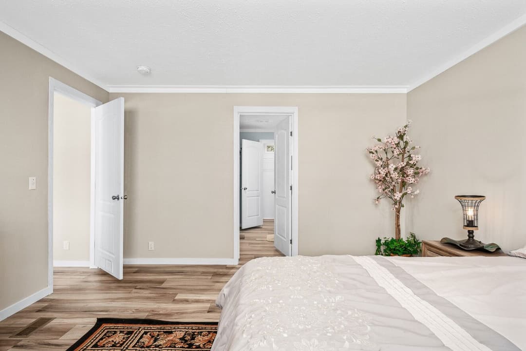 X model 32684x bedroom home features