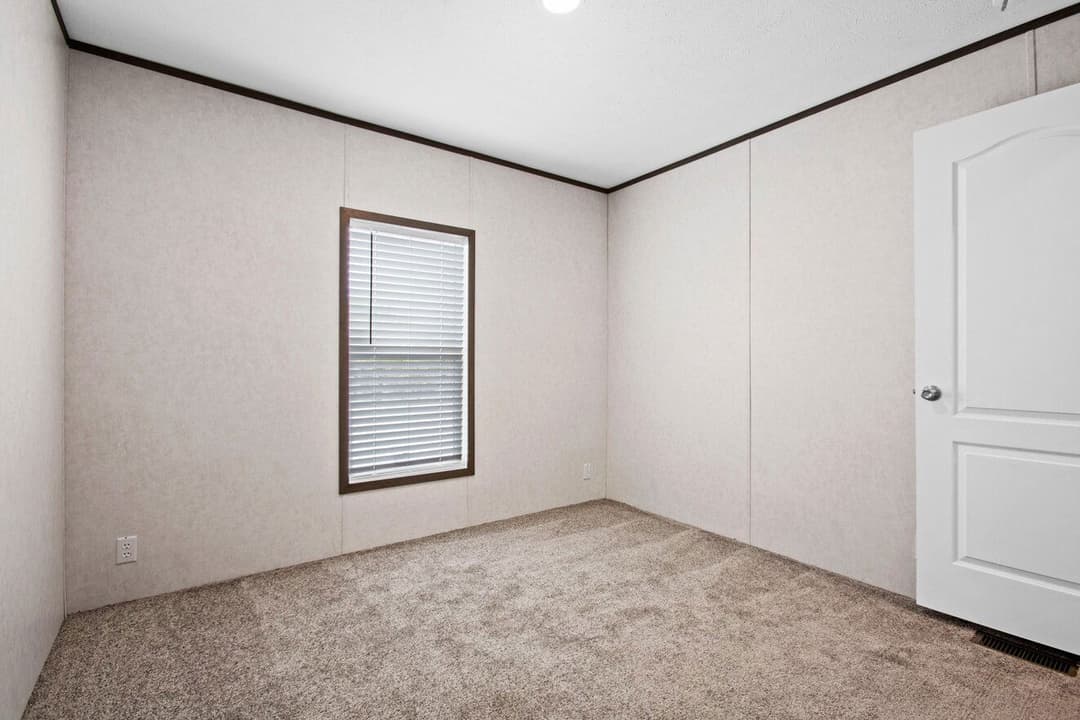 Express 28443w bedroom home features