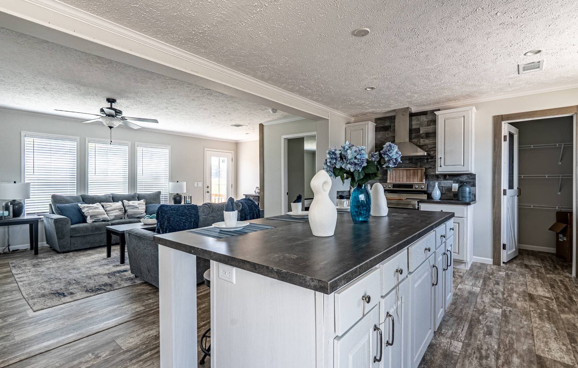 The big easy hero home features