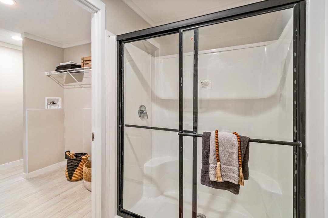 Urban 16462u bathroom home features