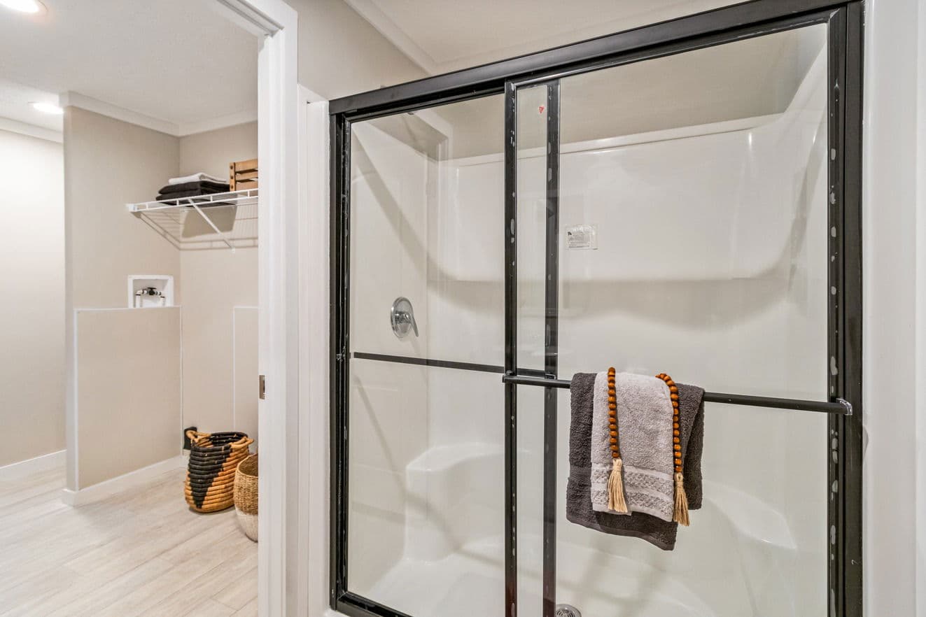 Urban 16462u bathroom home features