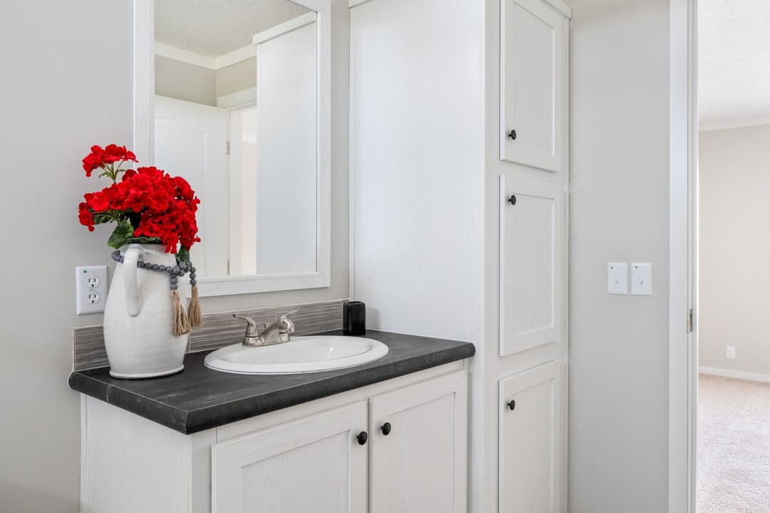 Uproar 28483u bathroom home features