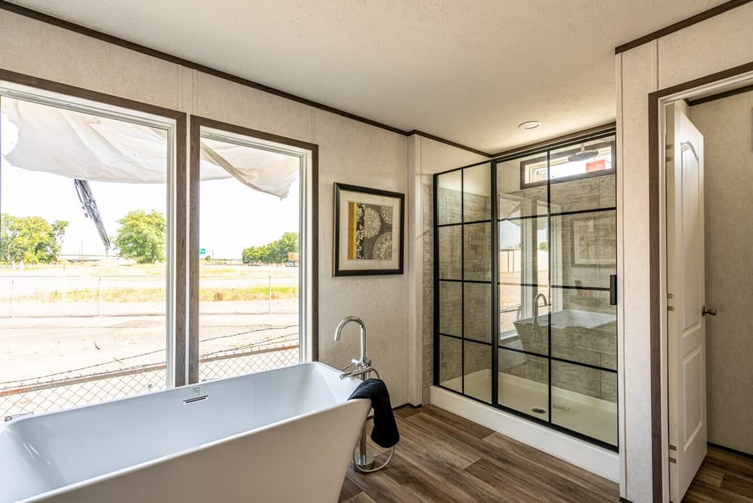 Entertainer 28764e bathroom home features