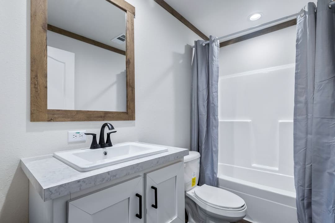 Everett bathroom home features