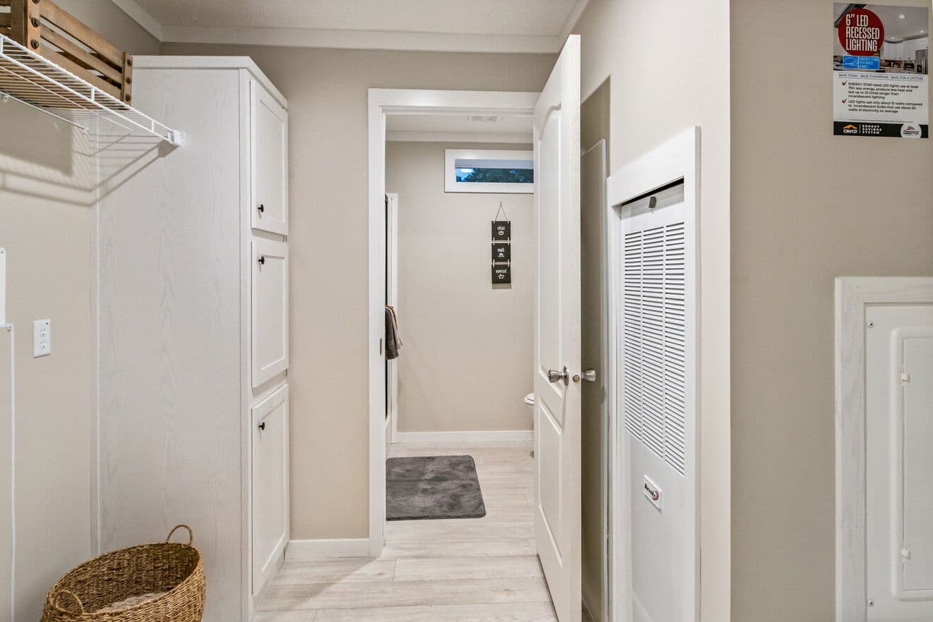 Urban 16462u interior home features