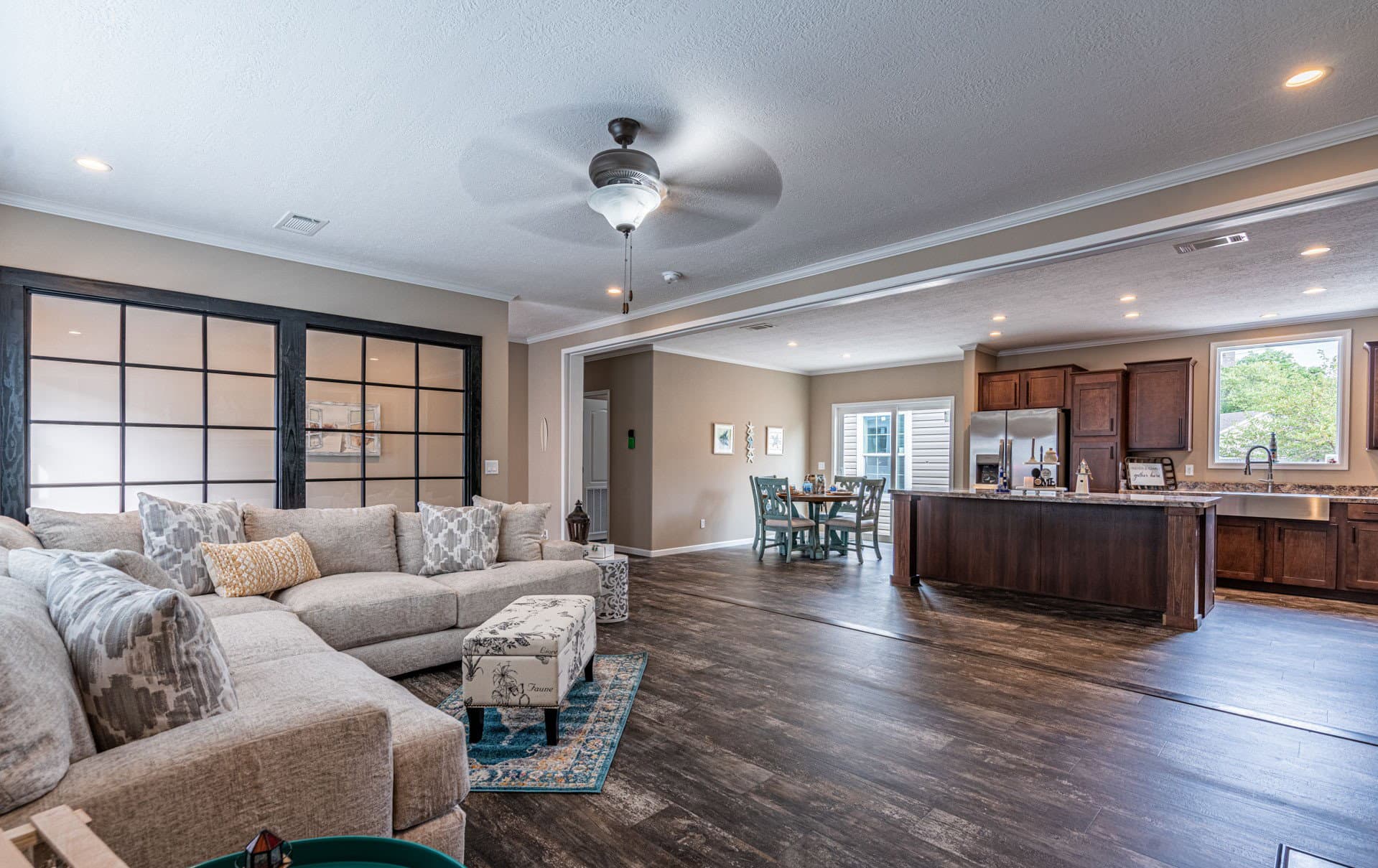 The lloyd ii  home features
